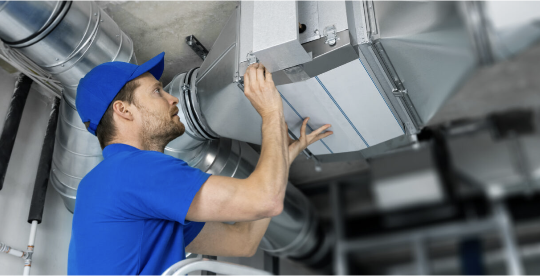 Elmar Services HVAC-technicus installeert luchtbehandelingssysteem.